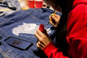 kurtka jeansowa malowana na zamówienie